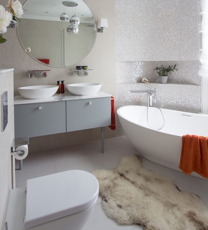 modele carrelage salle de bain à design mosaïque blanche, modèle meuble salle de bain à portes gris clair et comptoir marbre