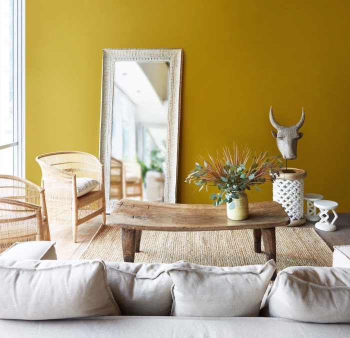 idée quelle peinture pour un salon chaleureux et clair, pièce aux murs jaune moutarde avec meubles de bois clair