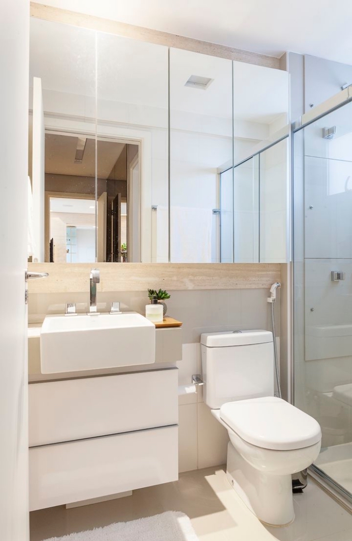 astuce comment optimiser l'espace limité avec un meuble à large miroir pour rangement accessoires de toilettes