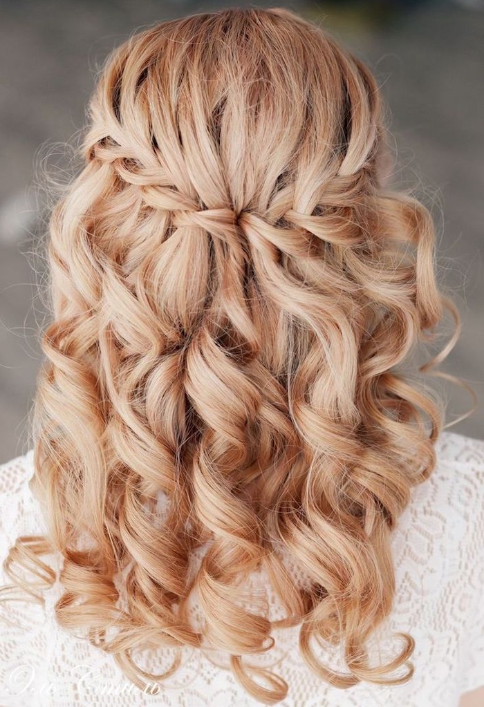 modèle-de-tresse-cascade-sur-cheveux-mi-longs-ondulés-grosses-boucles-robe-de-mariée-dentelle tresse en cascade sur cheveux mi long, idée de coiffure de mariée sur cheveux bouclés blond
