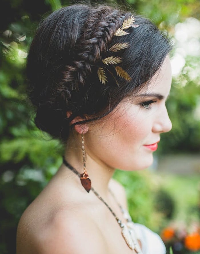 modèle-de-tresse-couronne-sur-cheveux-chatain-foncé-avec-accessoire-bijou-feuilles-et-autres-bijoux-originaux couronne tresse cheveux chatain foncé avec décoration accessoire cheveux feuillages