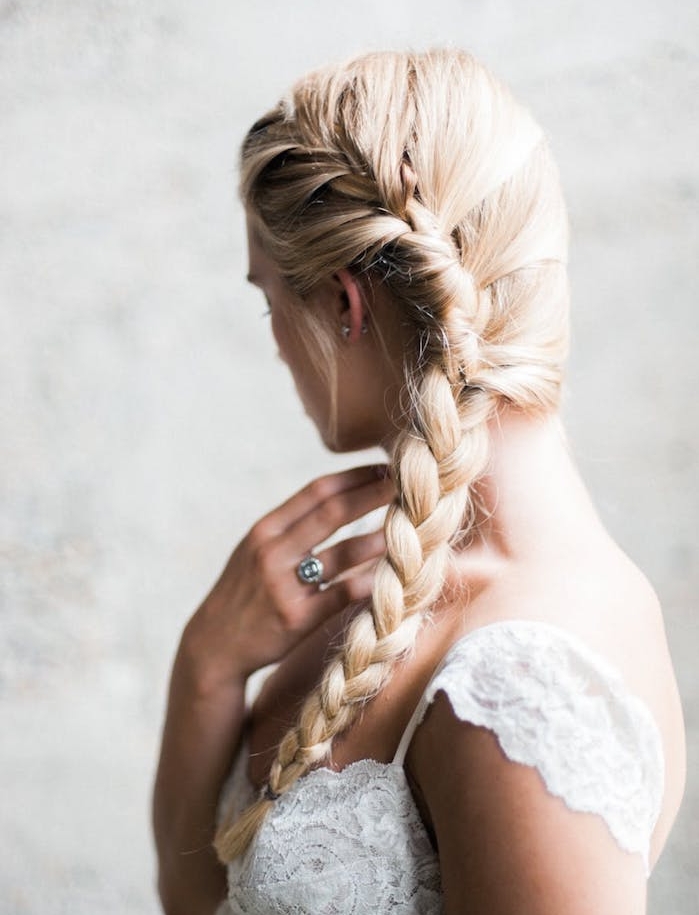 modèle-de-tresse-sur-le-coté-cheveux-blond-robe-de-mariée-dentelle-simple-cheveux-blond-longs coiffure tresse africaine de coté sur cheveux longs blond, robe de mariée avec manche tombante