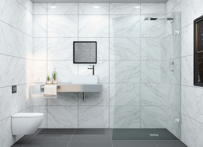 modèle de salle de bain italienne petite surface décorée en carrelage design marbre blanc et gris avec cuvette wc suspendu en blanc