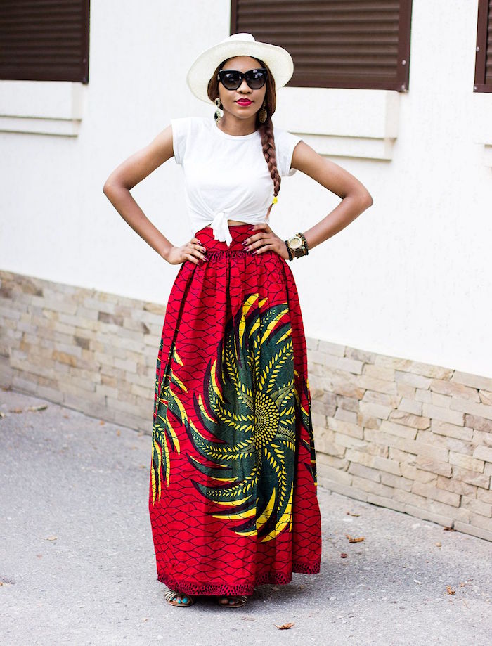 vetement traditionnel africain longue jupe wax rouge et vert imprimé ankara avec tee shirt blanc et chapeau