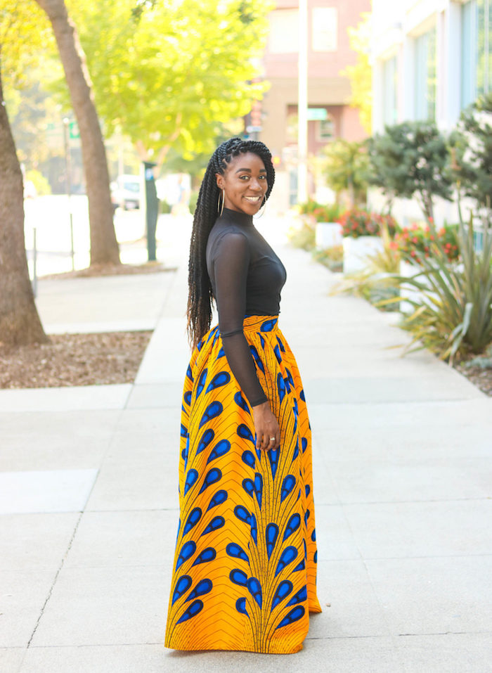 robe en tissu africain pagne wax longue jupe jaune et bleu plume de paon avec haut noir transparent 