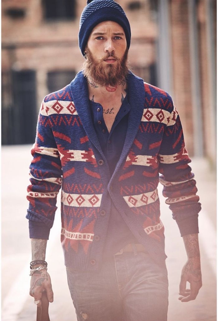 hipster homme avec tenue boheme barbe longue pull cardigan ouvert relax chic