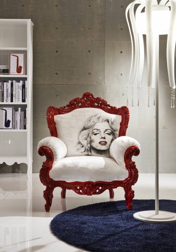 fauteuil classique et douillet avec tissu en couleur blanche avec l'image de Marilyn Monroe, salon arty avec tapis rond en bleu roi, luminaire sur pied très long, meuble relooké