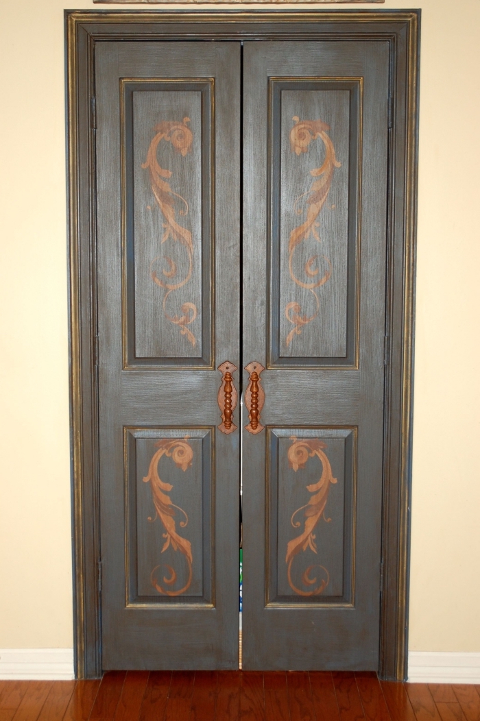 peinture porte au pochoir pour réaliser de jolis motifs à l'ancienne sur une porte en bois double