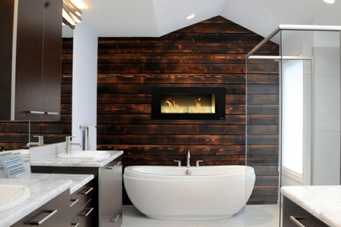 bois wengé dans la salle de bain, baignoire blanche, meubles de salle de bain bois foncé et blanc