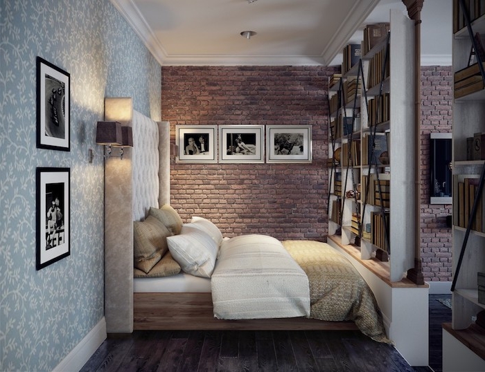 Papier peinte blanc et bleu, tete de lit capitonné, photo noir et blanc sur le mur, mur en briques, separation des chambres avec étagères 