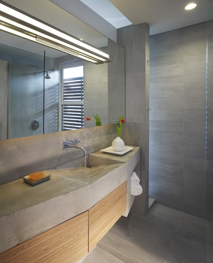 enduit salle de bain avec meuble lavabo beton ciree et carrelage sol et mur gris ciment