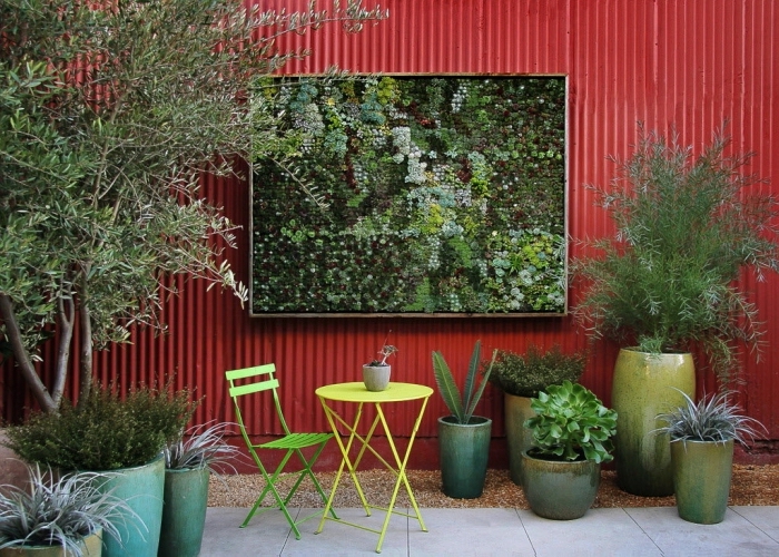 un mur végétal extérieur pour masquer un mur disgracieux et créer un coin de verdure original dans le jardin, un mur végétal avec structure modulaire pour une mise en place facile