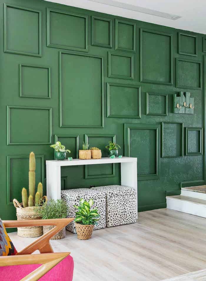 Idée déco salon originale moderne déco salon mur bleu cadres fauteuil rose plantes vertes deco idee sejour moderne