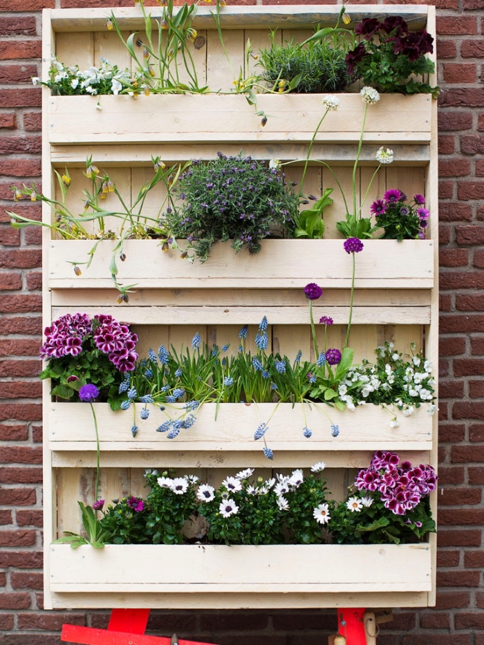 comment réaliser un mur végétal palette pour une déco murale de jardin à petit budget, idée pour une jardinière en bois récup