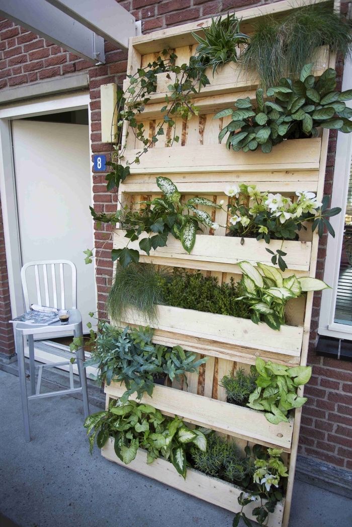une jardinière réalisée avec des palettes récupérées, comment réaliser un mur végétalisé avec des matériaux récup
