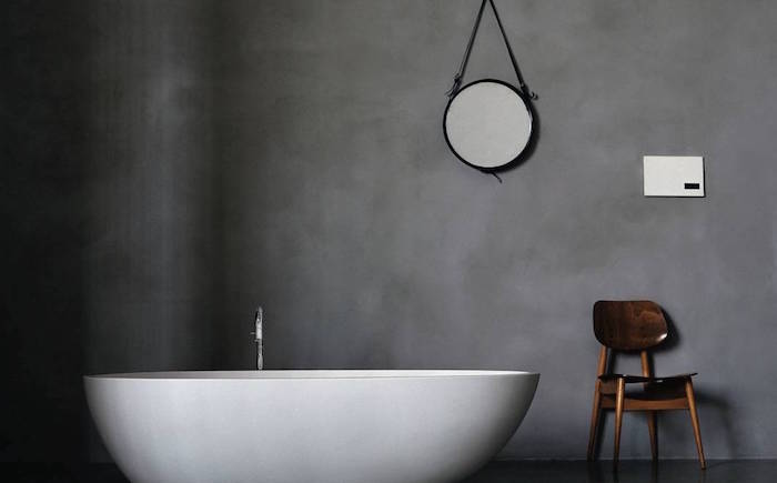 photo kit beton ciré salle de bain sur mur anthracite et baignoire ilot pour déco minimaliste scandinave