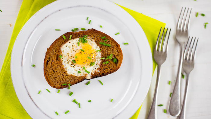 oeufs dans un toast idée de déjeuner du matin super facile à créer, recette repas enfant facile a faire