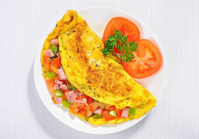 omelette au jambon et légumes pour petit déjeuner du matin a faire soi meme, repas simple et rapide