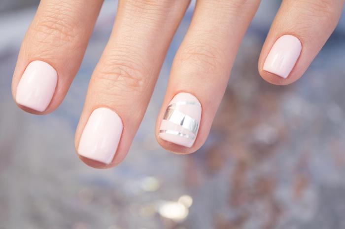 Modele ongle gel rose claire avec détail argenté, idée manucure, modele ongle nail art en gel, exemple deco ongles mignonnes 