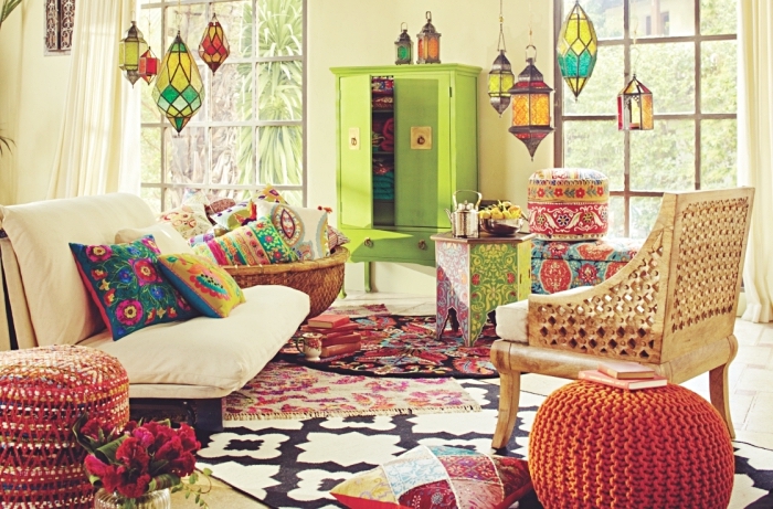 modèles de lampes suspendues marocaines à design mosaique coloré, déco de salon traditionnel avec coussins et tapis ethniques