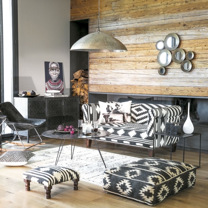 décoration de style africain avec objets navajo et meubles en fer, modèle de tapis ethnique blanc, canapé blanc et noir aux motifs ethniques