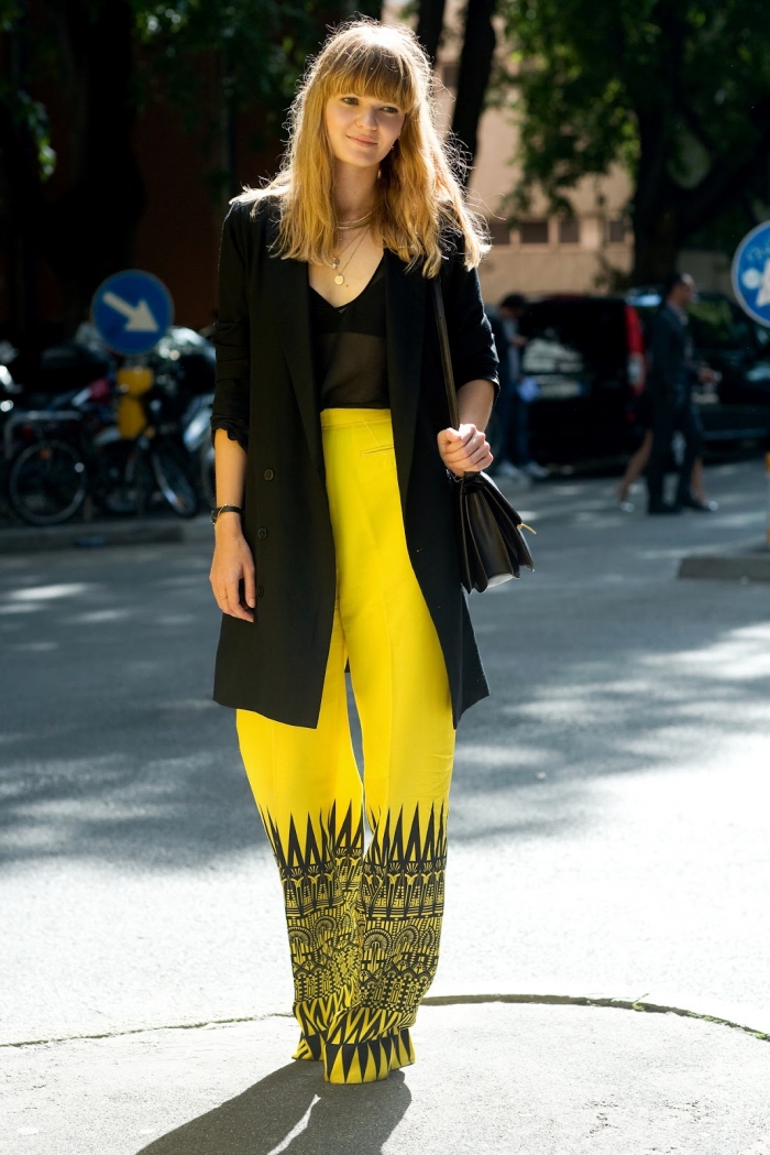 tenue en pantalon fluide femme habillé de couleur jaune avec décoration aux motifs géométriques en noir et blazer large