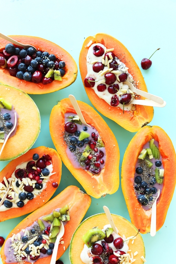 idée pour un petit-déjeuner healthy de bols de papaye à la salade de fruits frais, graines et yaourt