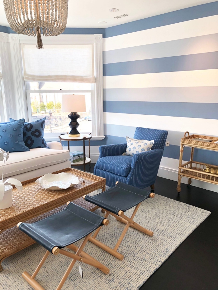 comment décorer avec le bleu marine couleur et ses tonalités, ambiance bord de mer dans un salon blanc et bleu aux accents naturels