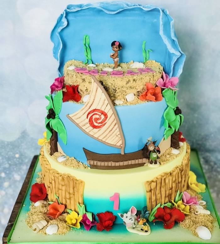 réaliser un gâteau à design océan et sable avec fondant coloré et fleurs en pâte à sucre, modèle de gâteau à étages