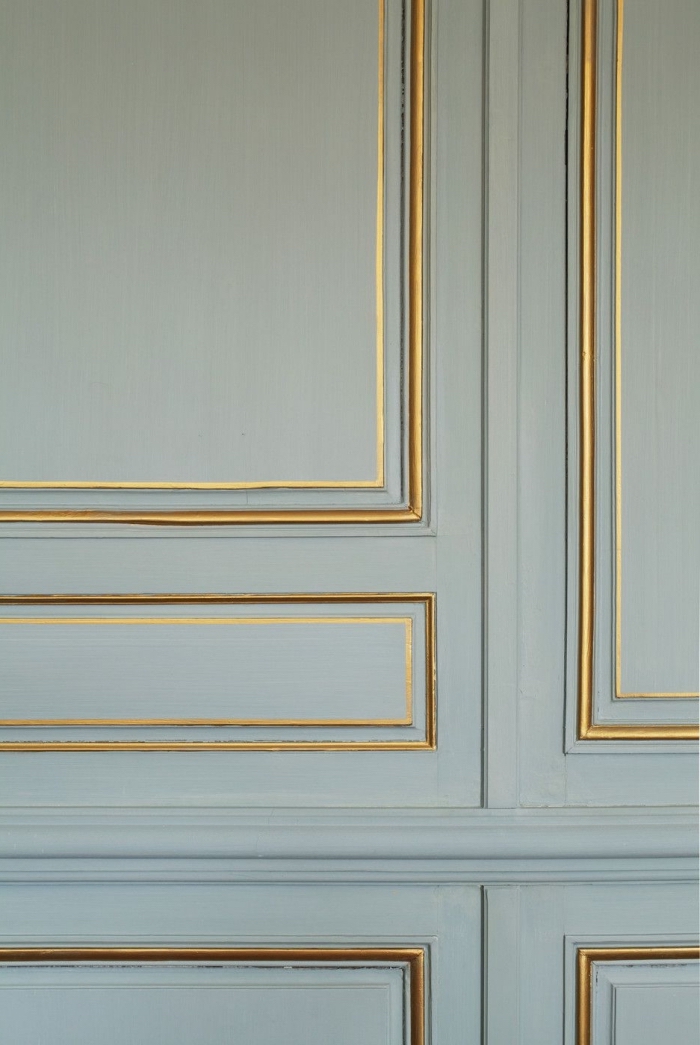 des bandes de peinture dorée pour rehausser l'élégance de la moulure porte ancienne, projet de relooking à bas coût