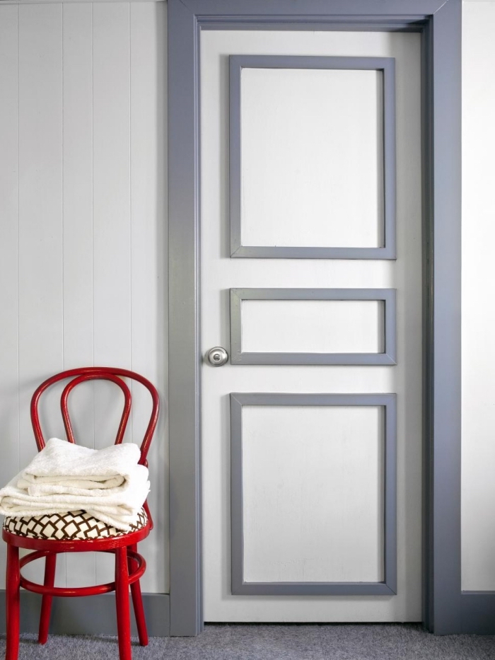 une porte d'intérieur à moulures et encadrement contrastant peints en gris, moulure porte décorative pour changer le look d'une porte isoplane