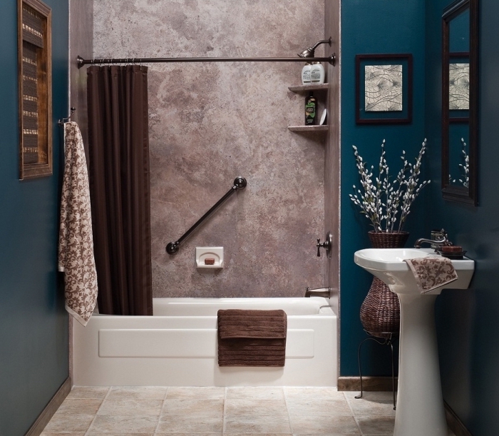 salle de bain douche et baignoire aménagée avec rangement d'angle étagères, pièce aux murs bleu canard avec pan de mur en gris