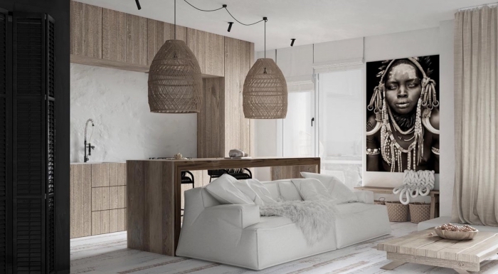 déco de style africain dans un studio aux murs blancs avec parquet bois blanc et meubles de bois clairs, modèle canapé blanc couvert de plaid faux fur
