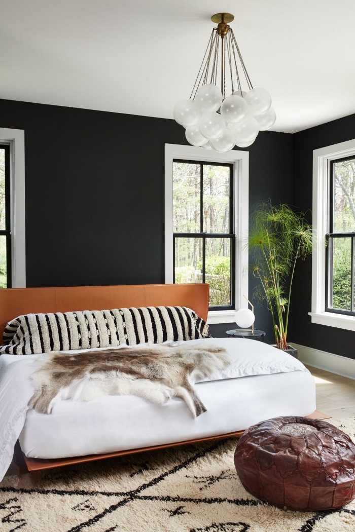 chambre adulte deco moderne de style bohème chic avec peinture murale en noir et plafond blanc, grand lit à cadre marron