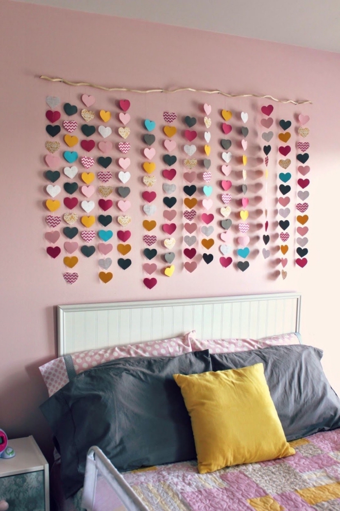 décoration de chambre ado pour fille avec une suspension murale fait maison facile en coeurs de papier coloré