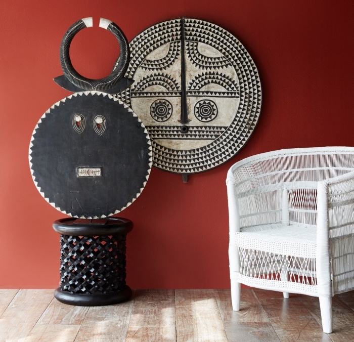 objets de décoration intérieure en style africain, idée comment aménager une pièce aux murs rouges avec éléments africains