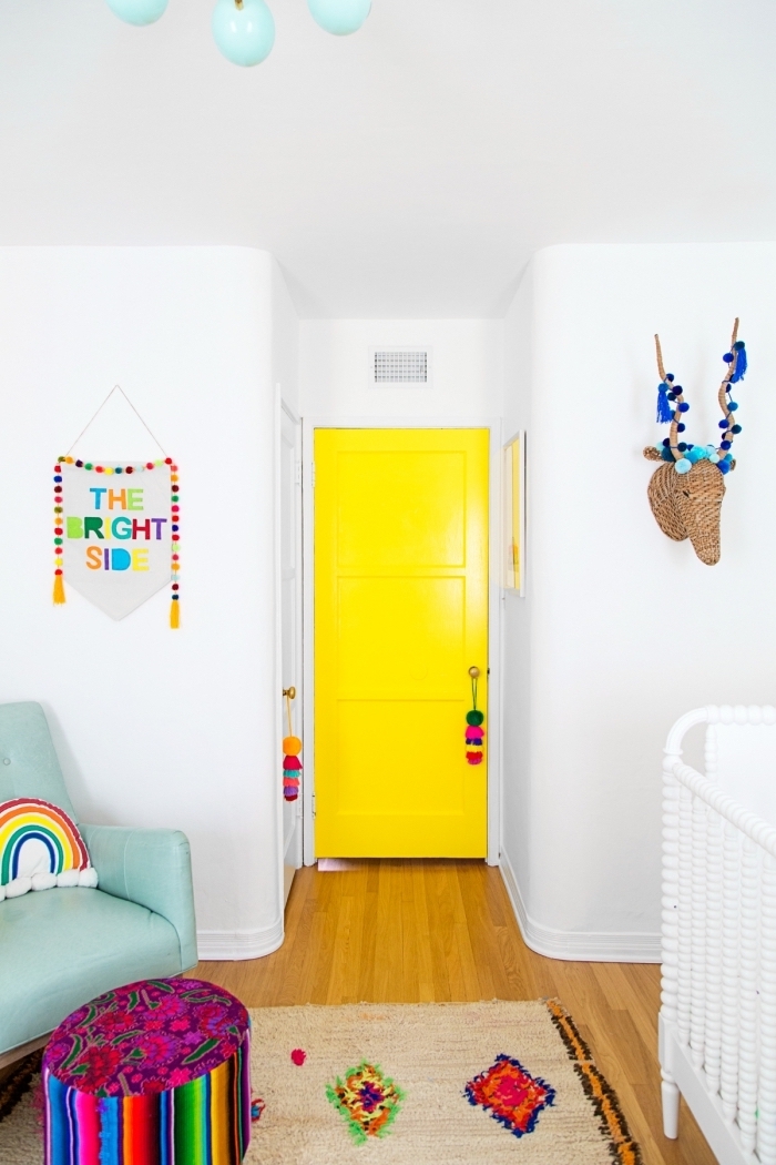 une porte de chambre d'enfant peinte en jaune fluo qui s'harmonise avec la déco bohème chic colorée
