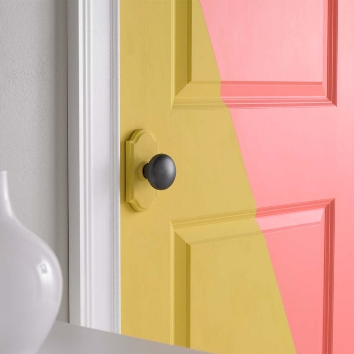 decoration de porte facile et originale, peindre une porte en bois à moitié pour un joli effet graphique et coloré