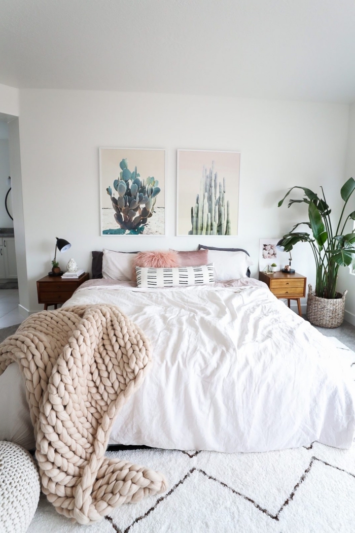 déco de style boho chic avec peinture à design cactus et plantes vertes, déco de lit avec plaid et coussins