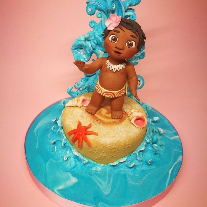 idée quel gâteau préparer pour anniversaire enfant sur le thème Disney, modèle de gâteau à design océan et sable avec figurine bébé vaiana