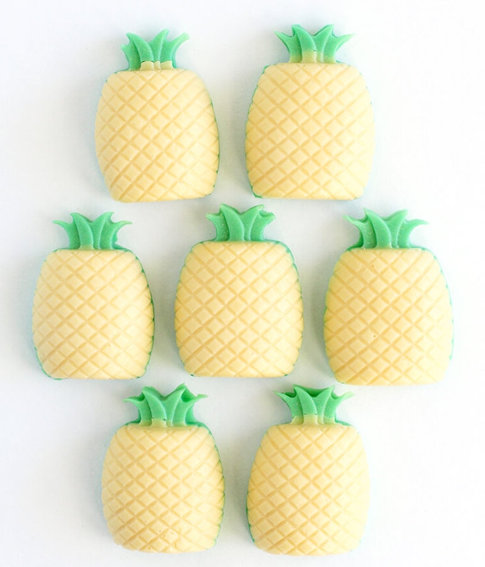 savon fait main en forme d ananas dans un moule ananas couleur verte et jaune, diy facile et rapide