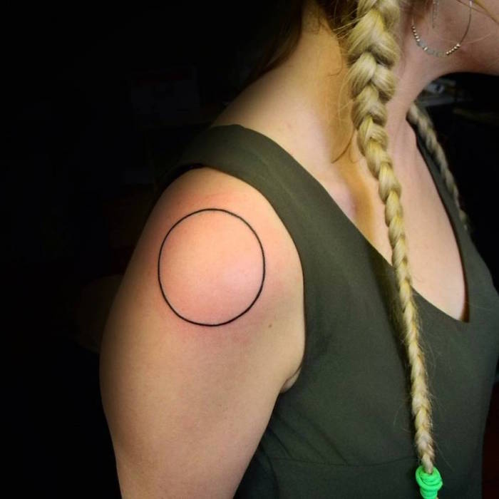 exemple de tattoo cercle simple comme tatouage sur épaule de femme