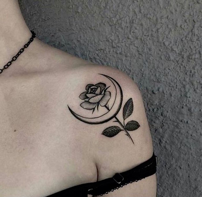 tatouage rose et croissant de lune sur l'épaule femme style symbole faucille et marteau