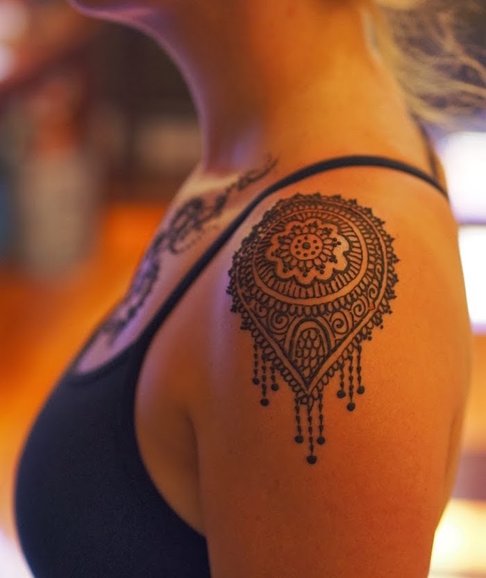 exemple de modele pour un tatouage d'épaule pour femme inspiré de motif henné