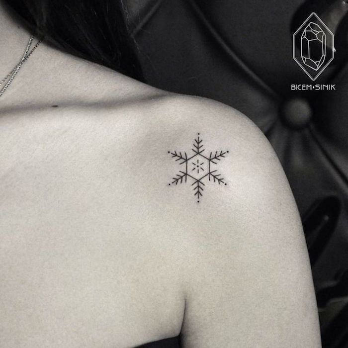 tatouage symbole glace sur épaule femme discret en noir par bicem sinik