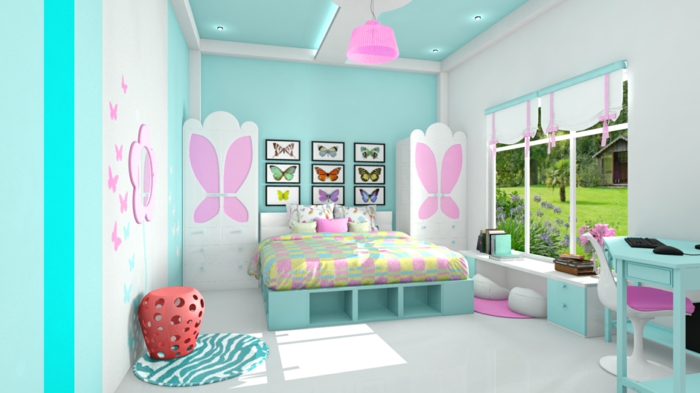 chambre rose et gris, vieux rose, grands papillons comme motifs décoratifs sur les portes des armoires blanches, plafond en bleu turquoise et rose, lit adolescent avec couvertures en nuances pastels