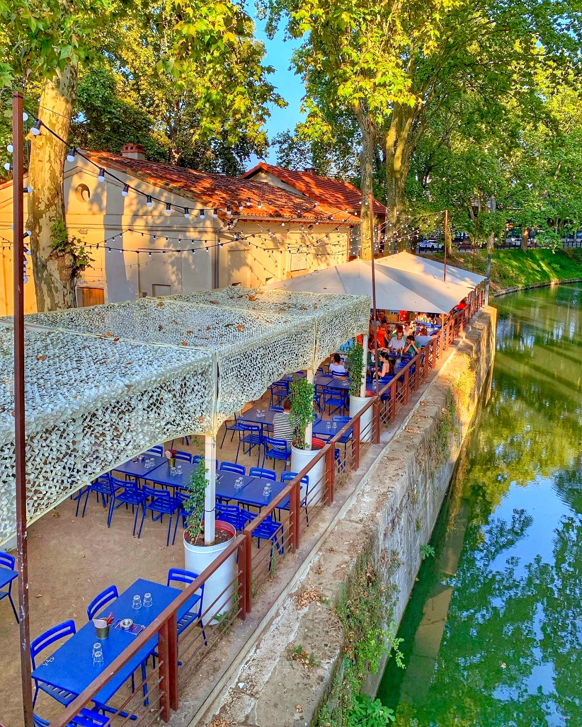 place pour une guinguette au bord de la riviere arbres resto