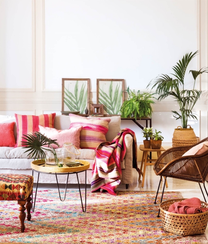 modèle de salon moderne et traditionnel, deco ethnique chic avec meubles de bois et rotin couverts de coussins et plaids colorés