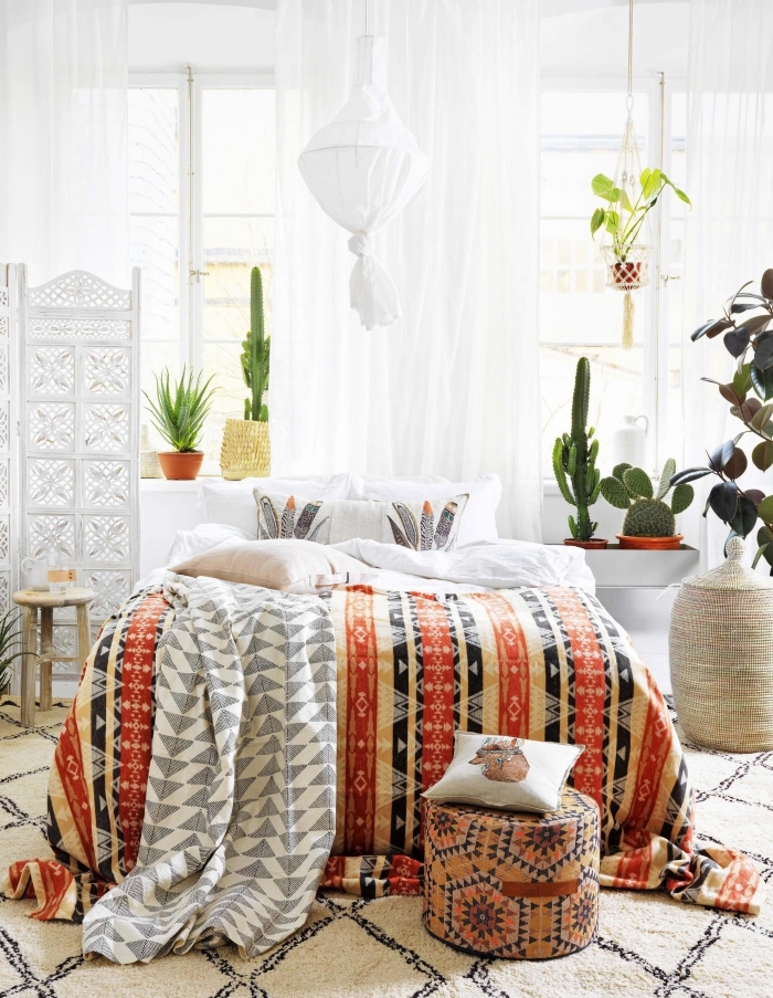exemple de design intérieur moderne avec décoration chic et boheme, linge de lit aux couleurs marron et orange à motifs géométriques