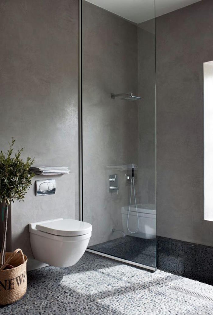 rénovation murs en beton ciré douche italienne sol en galets et wc suspendu